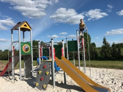 Navi seltsimaja laste mänguväljak